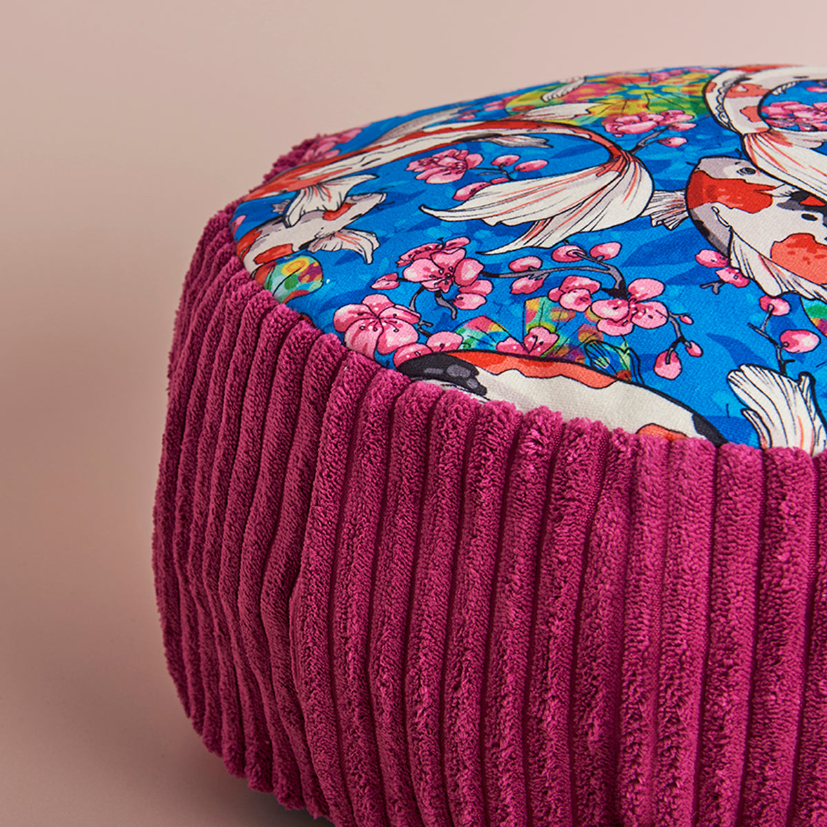 Coussin de méditation zafu carpe koï fond bleu contour fuschia 