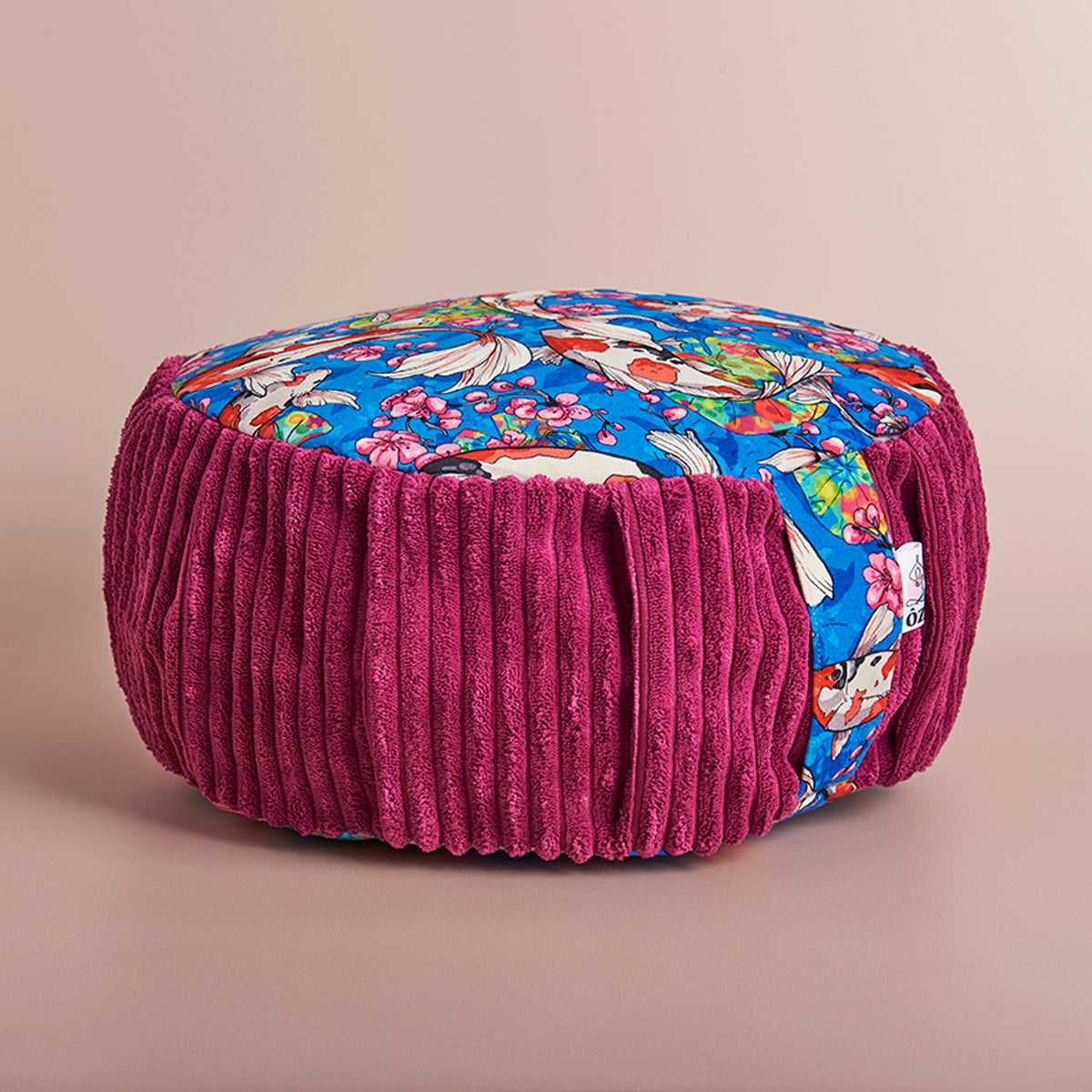 Coussin de méditation zafu carpe koï fond bleu contour fuschia