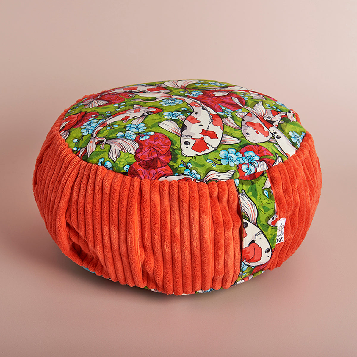 Coussin de méditation zafu carpe koï fond vert contour orange 