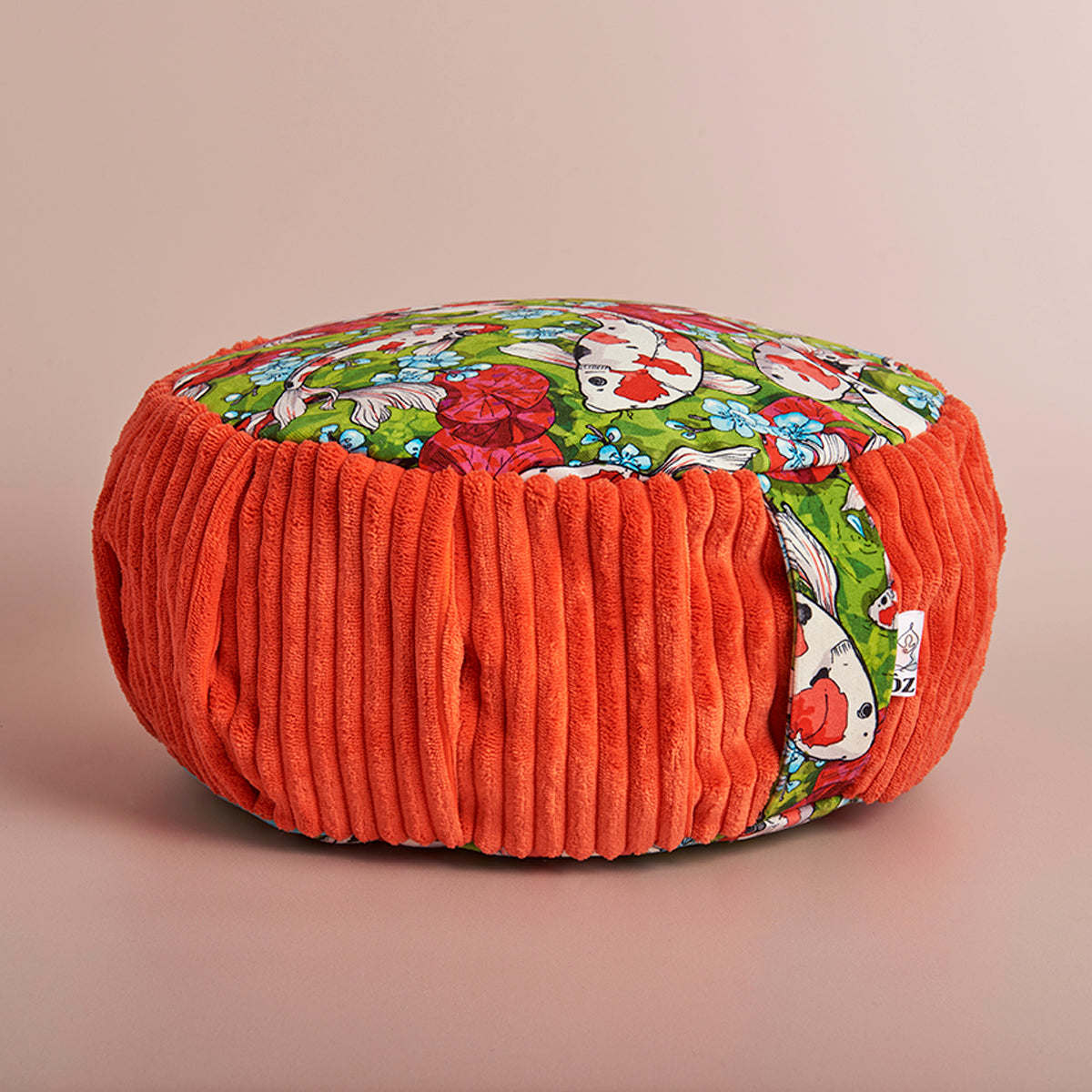 Coussin de méditation zafu carpe koï fond vert contour orange 