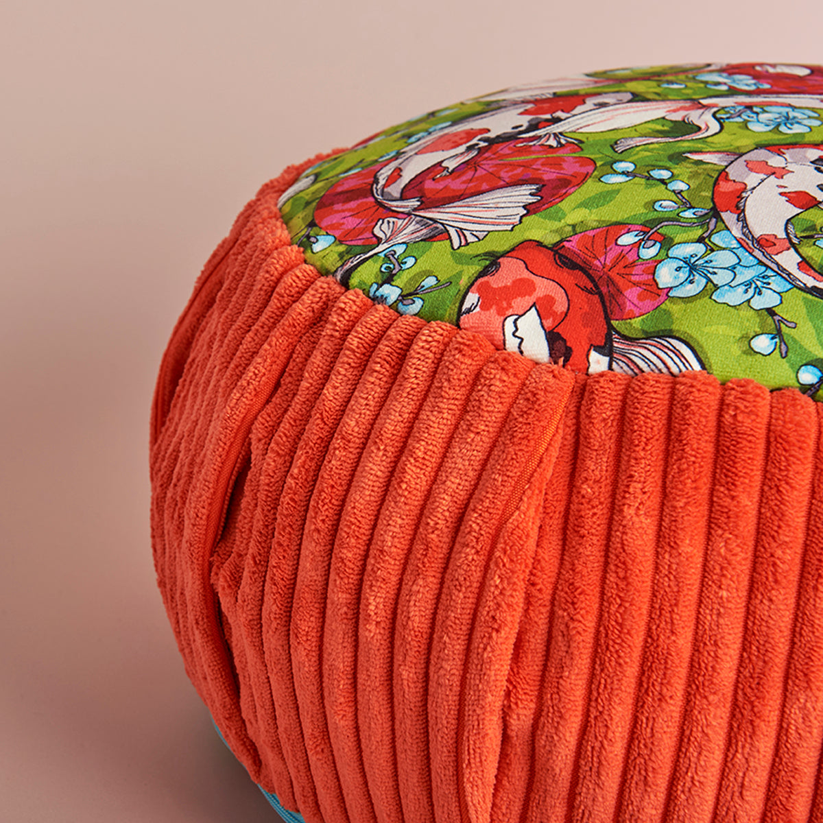Coussin de méditation zafu carpe koï fond vert contour orange 