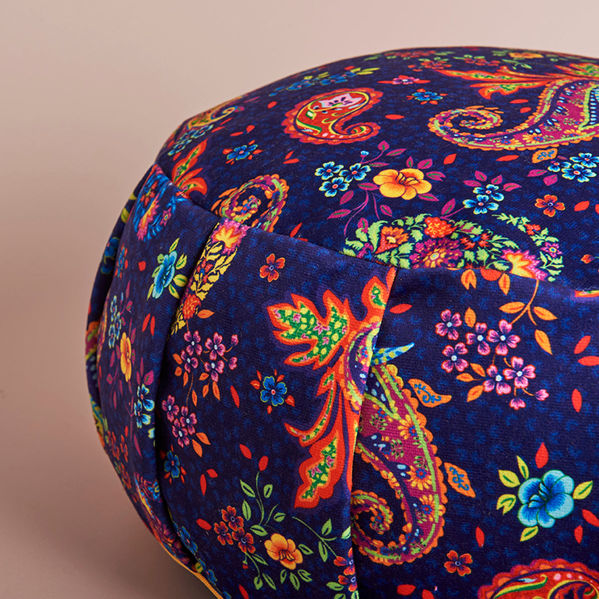 coussin de méditation zafu nuit indienne, bleu nuit et arabesque multicouleurs 